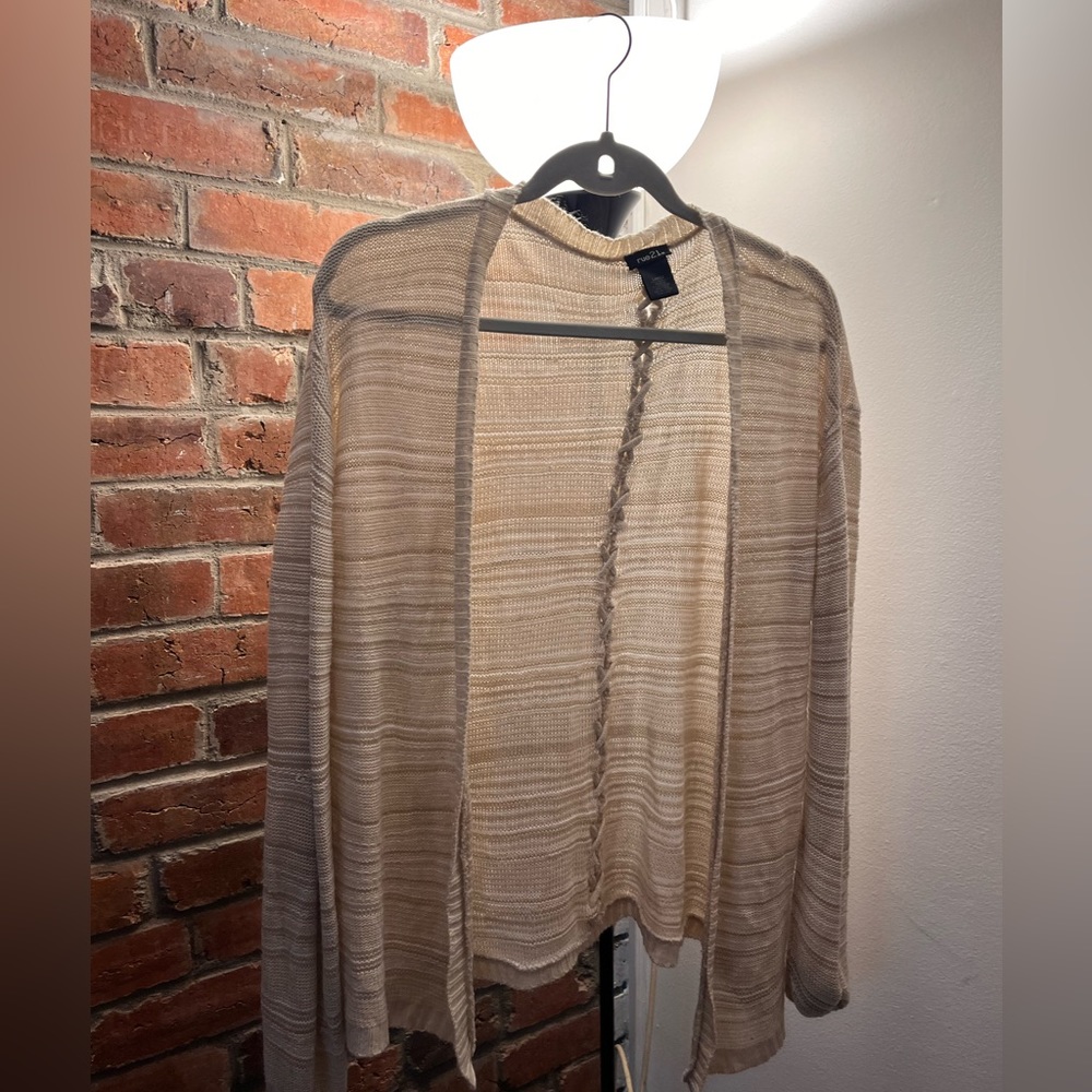 💚 3/$21 deal! Size L Cardigan with Cute Details!